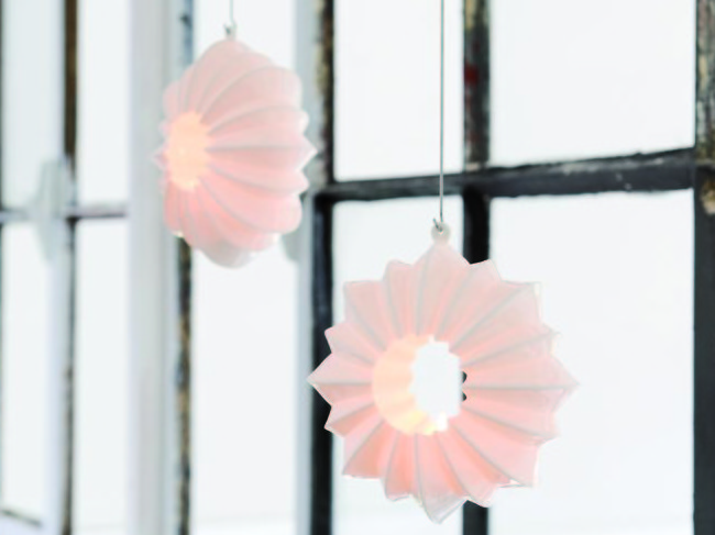 Nicht nur für die Winterzeit: Zarter Fensterschmuck aus Porzellan.