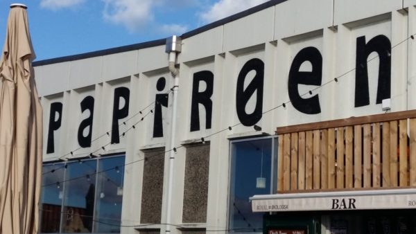 In der alten Papierfarbrik sind mittlerweile Kreativagenturen und Künstler eingezogen. Vor allem aber ist es ein beliebter Treffpunkt, für einen Feierabend-Drink.