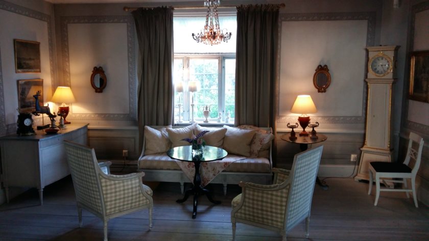 Im Salon des Hauses stehen frische Blumen. Über allem anderen liegt ein Zauber längst vergangener Tage. Jedoch ohne angestaubt zu wirken.