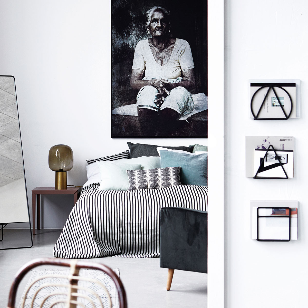 Erst was zum Lesen schnappen und dann in die Kissenparade (von House Doctor) am Kopfende kuscheln.