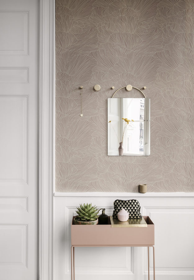 Kleine Details mit großer Wirkung: Wandhaken drüber, kleine Ablage drunter.