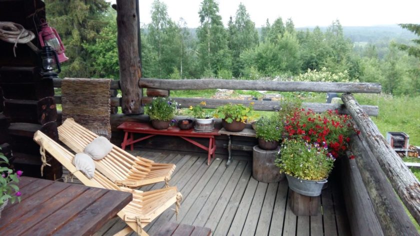 Die wenigen warmen Tage kann man entspannt auf der Veranda verbringen, bevor der lange, kalte Winter das Land wieder in Besitz nimmt.