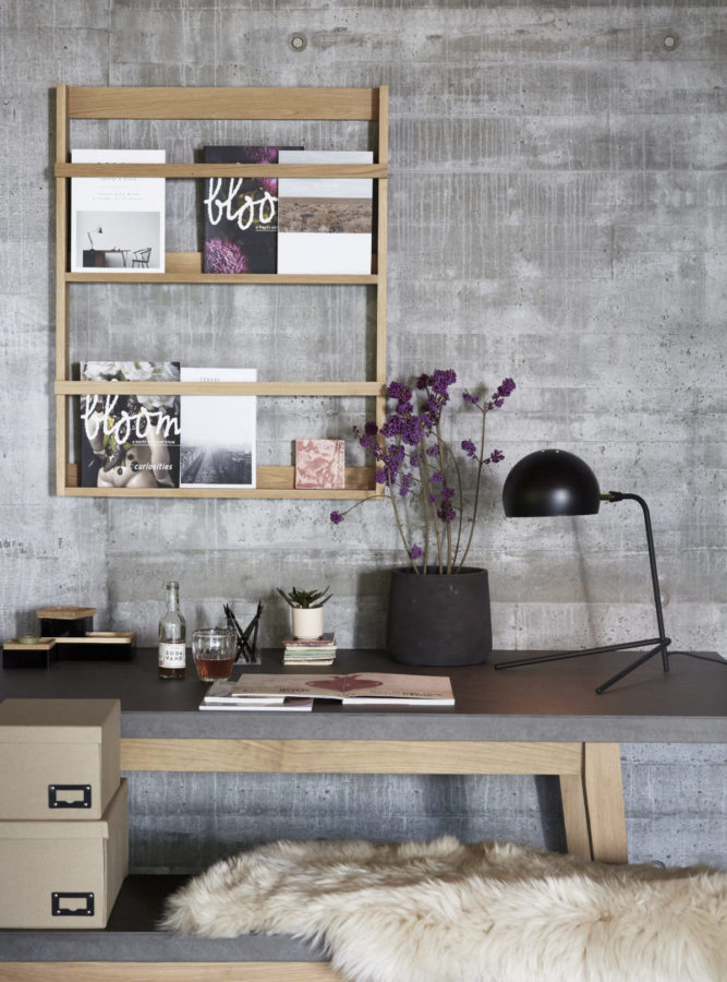 Das dänische Holzregal (von Hubsch Interior) ersetzt gleich eine ganze Bilderwand, indem man dekorative Bücher oder Magazine hineinstellt. Das sieht toll aus und inspiriert beim Arbeiten.