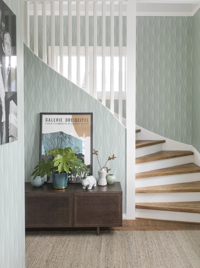 Die Galerie im kleinen Flur passt farblich sogar zur Tapete (Eco Reflections Jolene von Engblad)