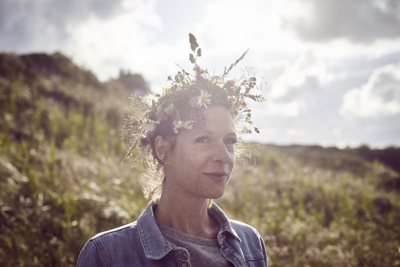 Mittsommer-Blumenkranz selbst binden – so geht’s